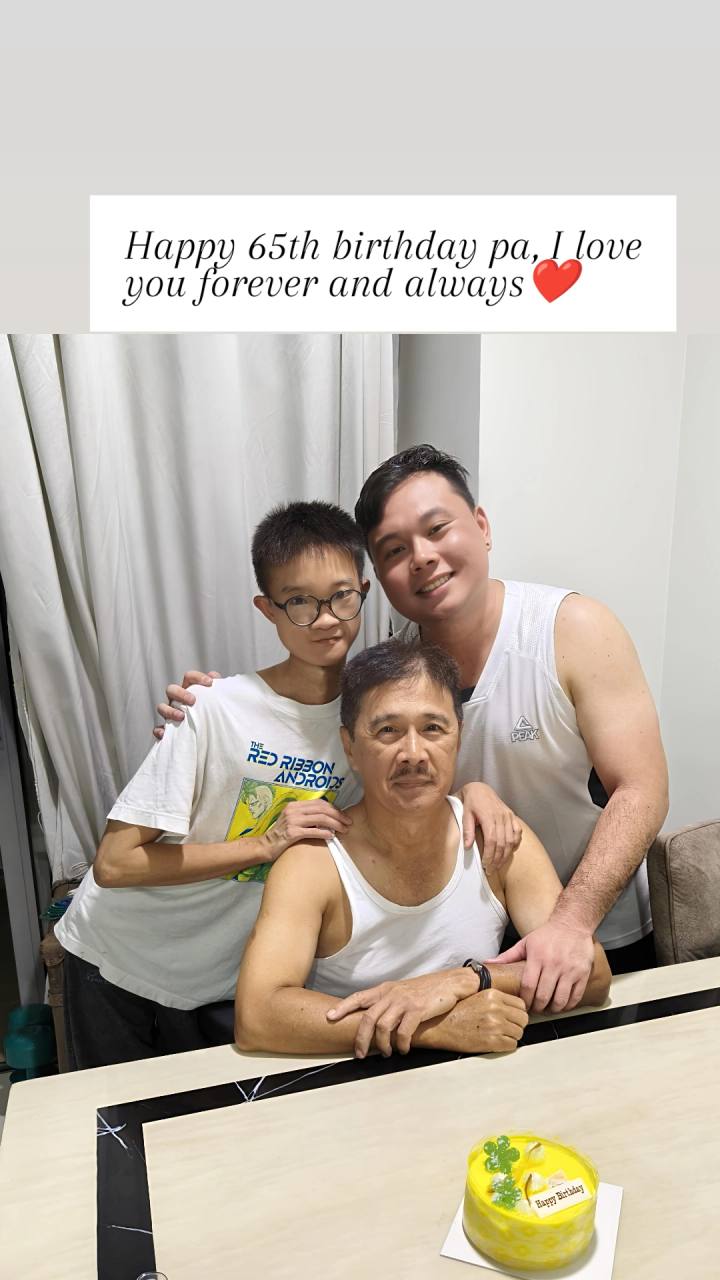 Alvin Foo celebrating his father’s birthday together with family.